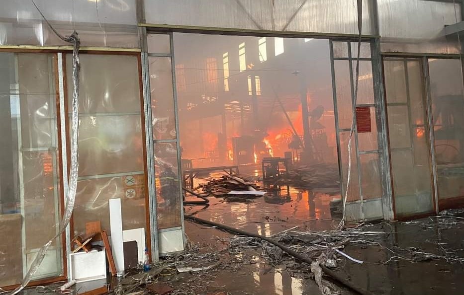 Xuong go rong hon 1.000 m2 bi thieu rui hinh anh