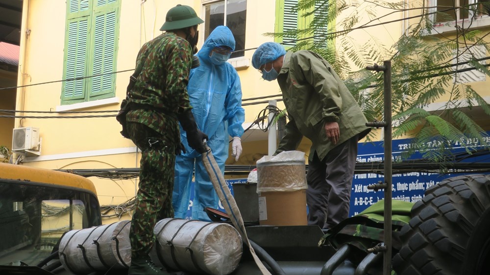Hai Phong phun hoa chat khu trung anh 1