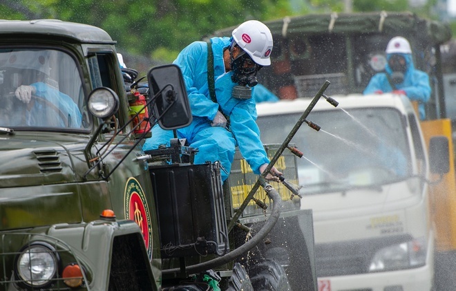 Hai Phong phun hoa chat khu trung 400 km duong pho hinh anh