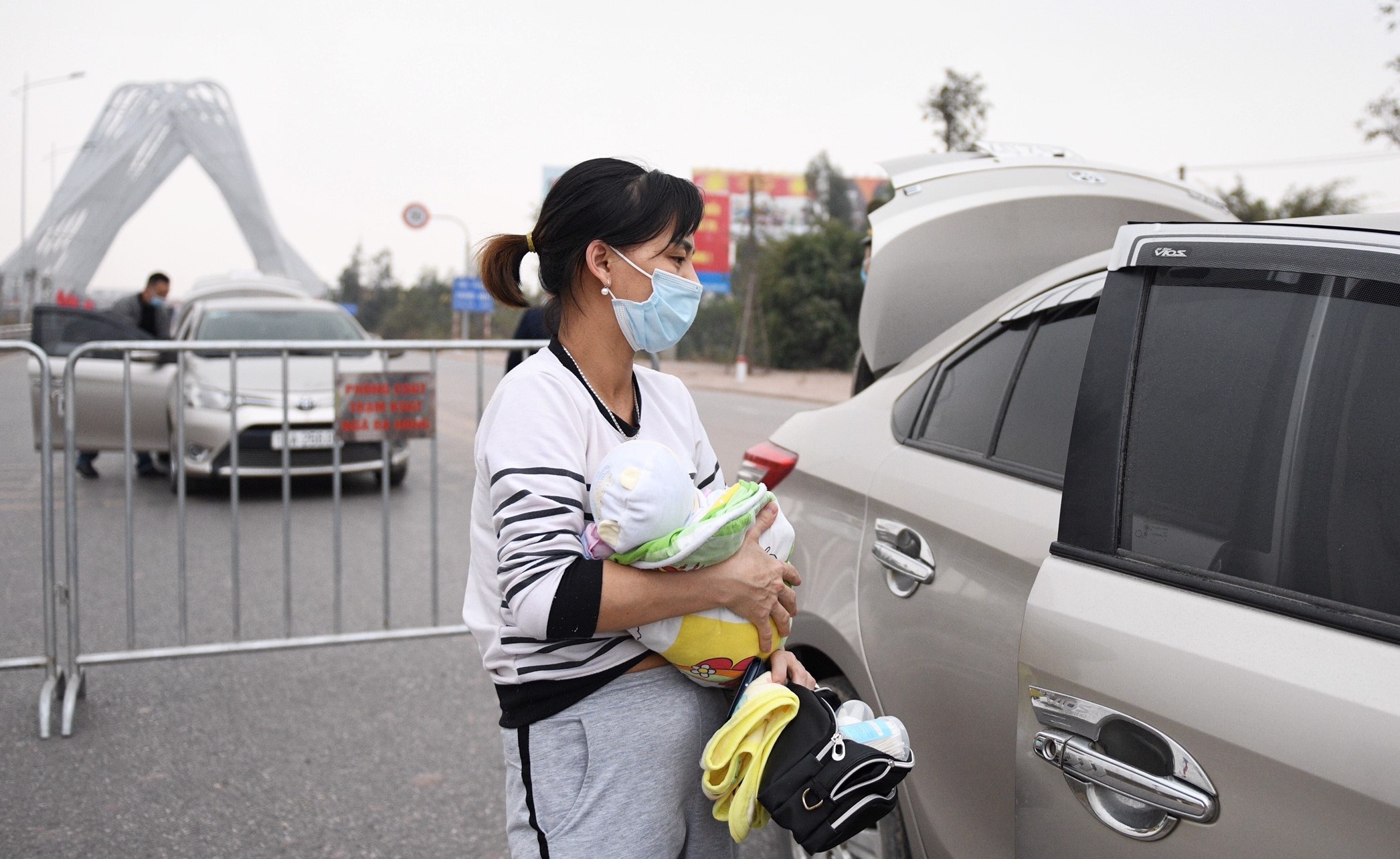 Xin vuot 2 chot kiem soat dich Covid-19 de dua san phu ve nha hinh anh