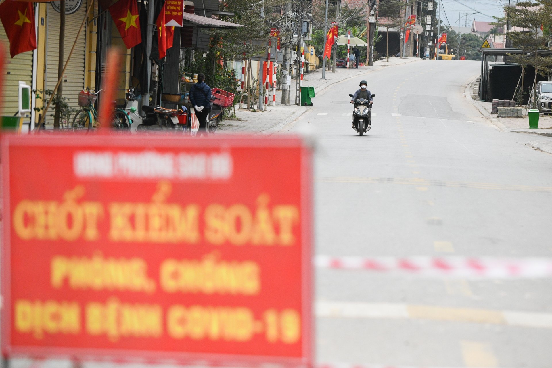 Bi thu, chu tich xa phai di cach ly hinh anh