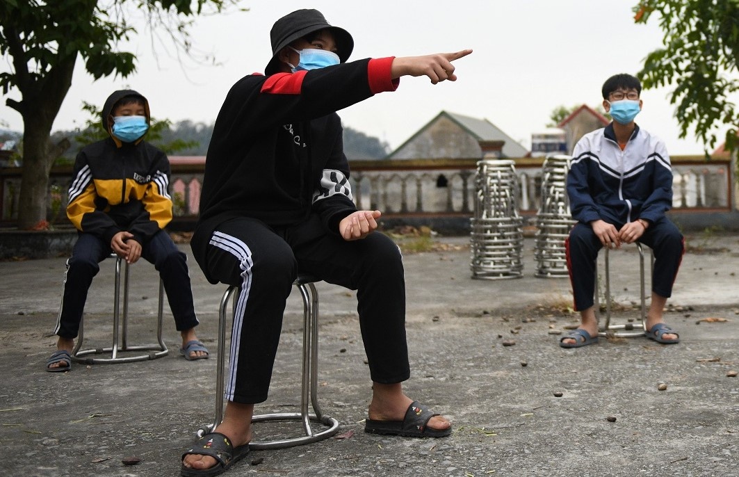 Cach ly hon 100 hoc sinh tiep xuc voi F1 hinh anh