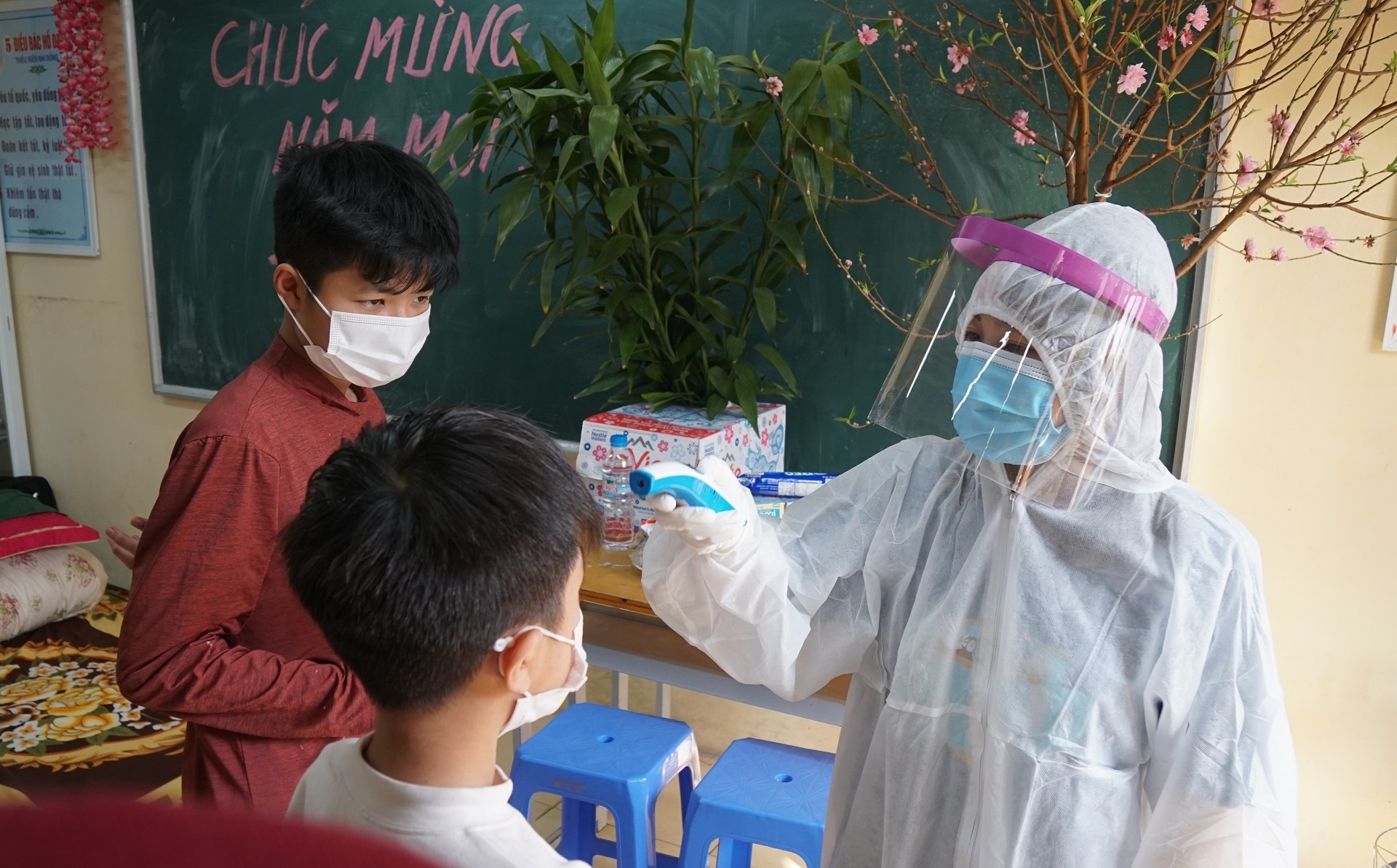 Canh dao trong khu cach ly 138 hoc sinh truong Sao Do hinh anh