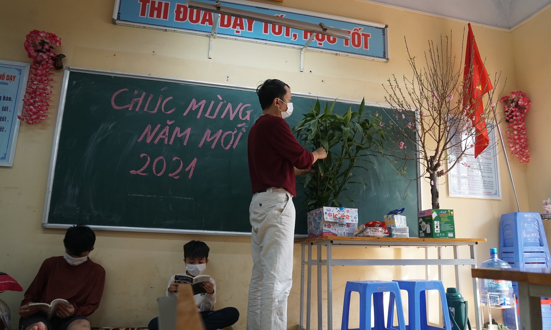 ngay Tet o khu cach ly hoc sinh anh 11