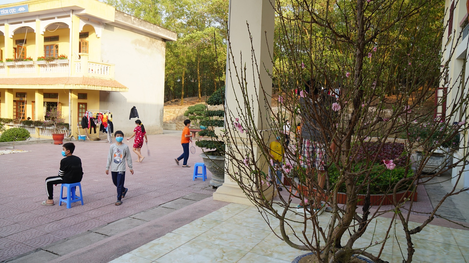 ngay Tet o khu cach ly hoc sinh anh 13