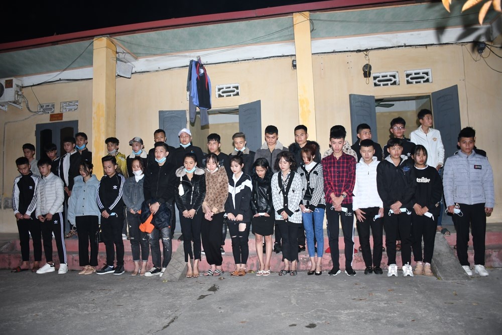 34 thanh nien thong chot dich anh 1