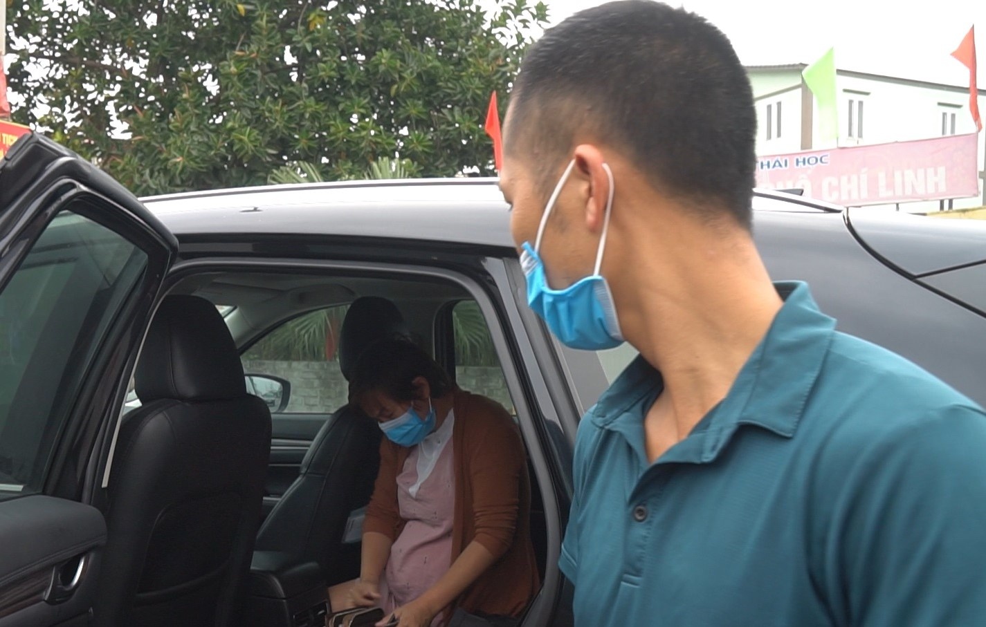 Xin qua chot kiem soat dich de dua vo di sinh hinh anh