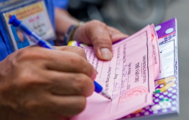 Chi Linh phat the di cho cho nguoi dan hinh anh