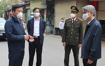 Lanh dao huyen o Hai Duong bi phe binh trong chong dich Covid-19 hinh anh