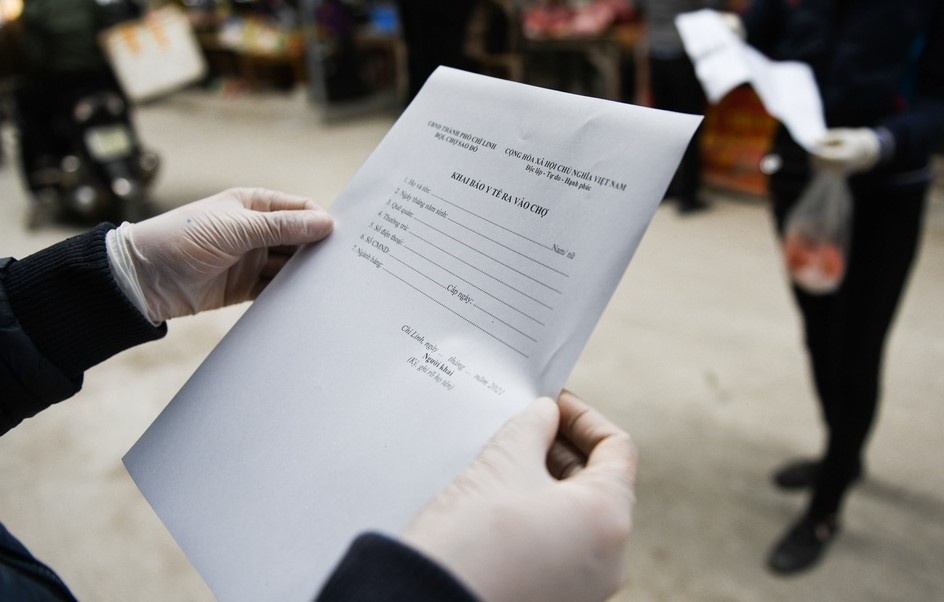 TP Hai Duong phat the cho dan di cho theo ngay chan, le hinh anh