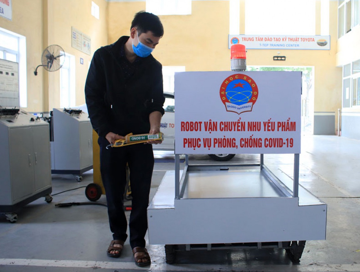 Dung robot chuyen thuc pham, han che lay nhiem cheo o khu cach ly hinh anh