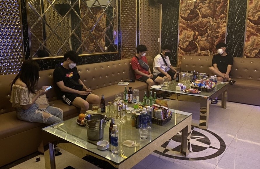 quan karaoke len lut hoat dong anh 2