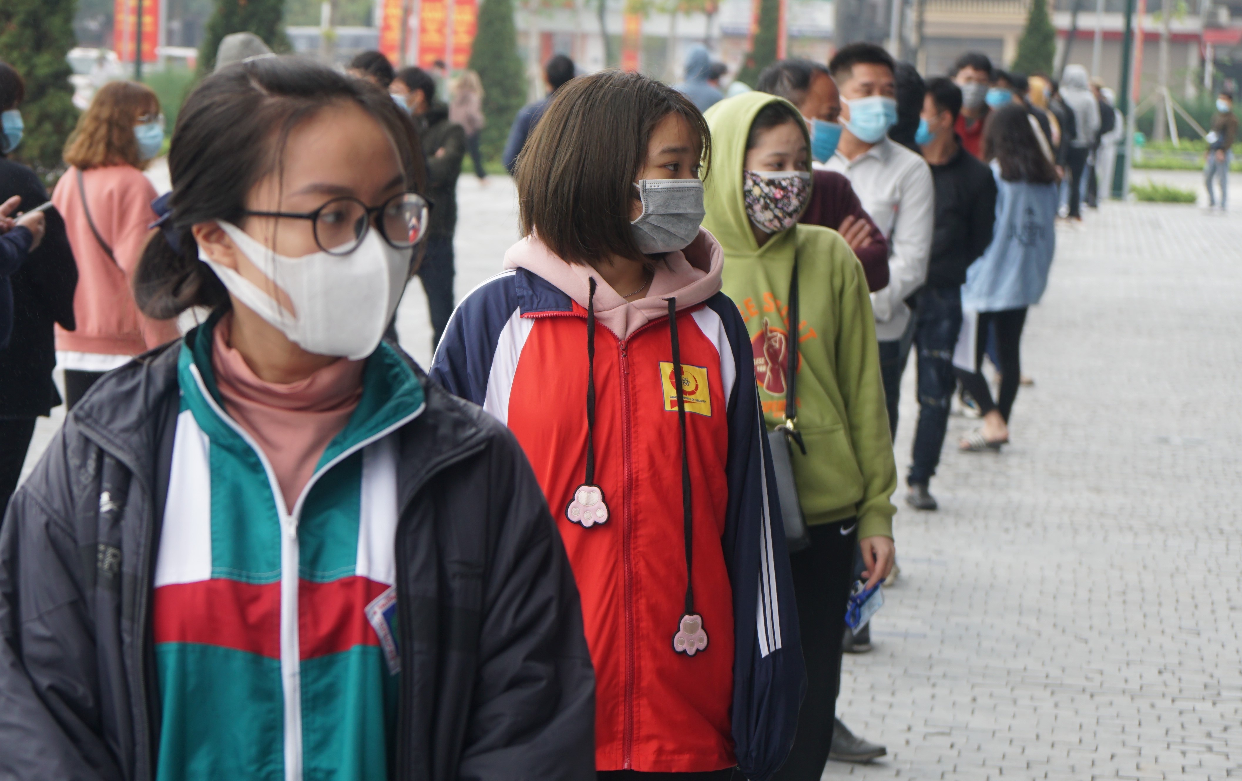 Sinh vien Hai Duong xet nghiem Covid-19 de di hoc tro lai hinh anh