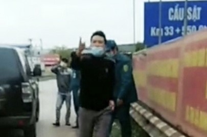 Tạm giữ tài xế lăng mạ chốt dịch ảnh 1 Tam giu tai xe lang ma chot dich anh 1