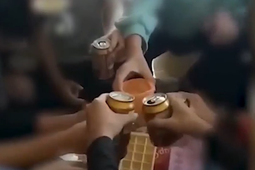 Co giao quay clip, co vu hoc sinh lop 9 uong bia hinh anh