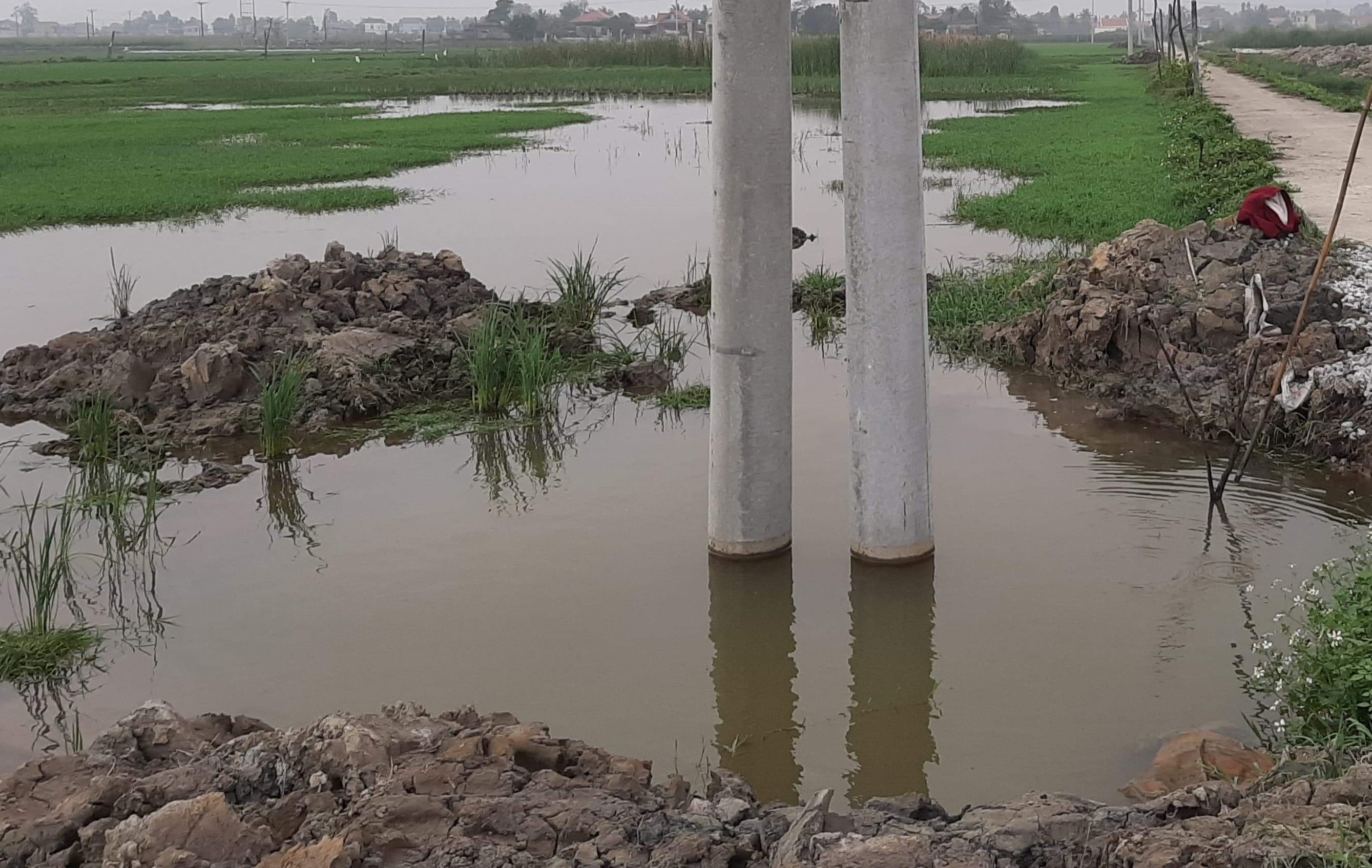 Hai anh em tu vong o ho chon cot dien hinh anh