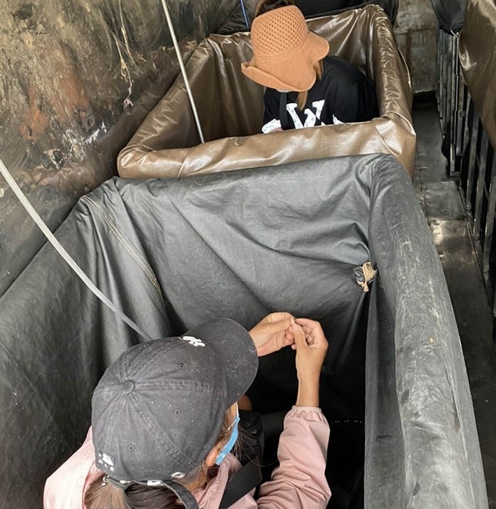 2 phu nu tron trong thung xe anh 1