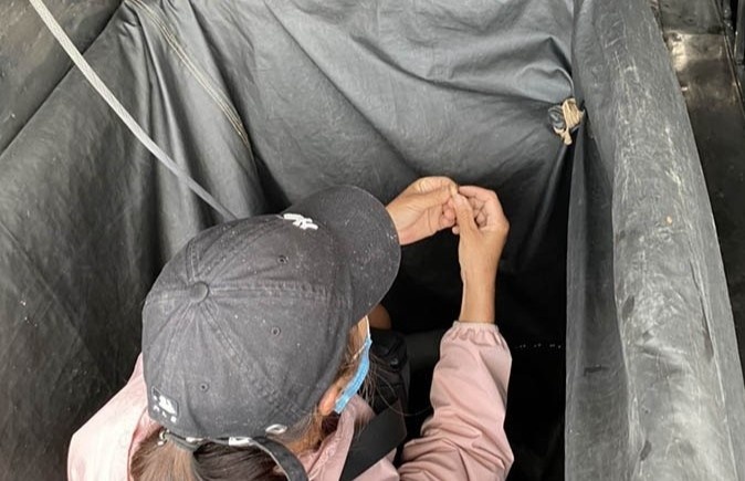 2 phu nu tron trong thung xe khi qua chot kiem dich hinh anh