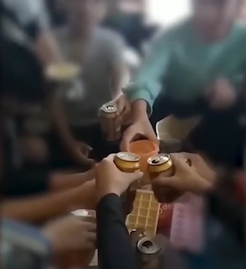 co giao co vu hoc tro uong bia anh 1