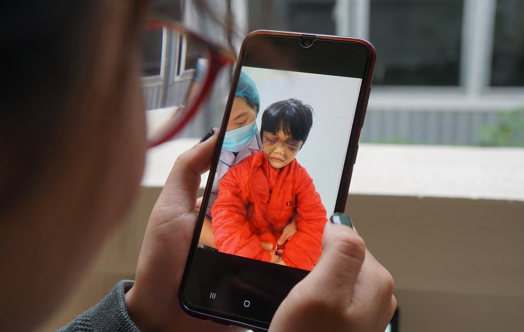 Khoi to nguoi me danh con gai 6 tuoi tham tim mat hinh anh