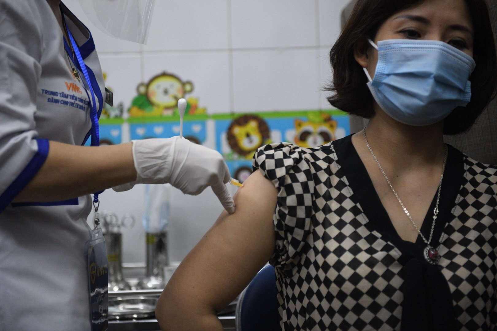 Nhan vien y te dau tien o Hai Duong duoc tiem vaccine Covid-19 hinh anh