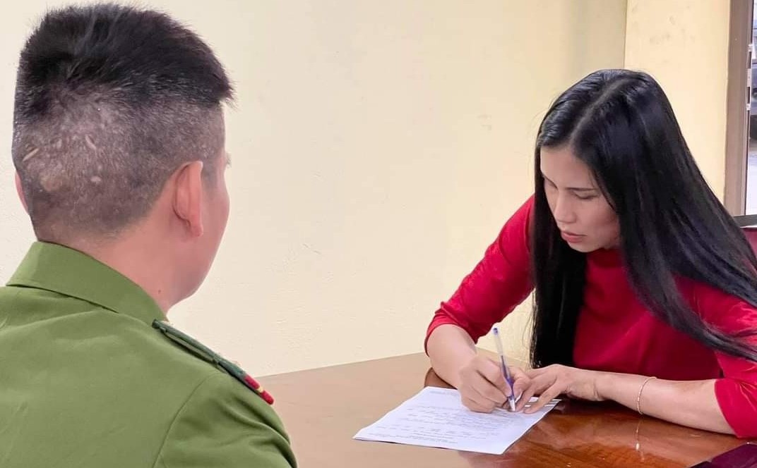 ghép ảnh vào thông tin đòi nợ ảnh 1 ghep anh vao thong tin doi no anh 1