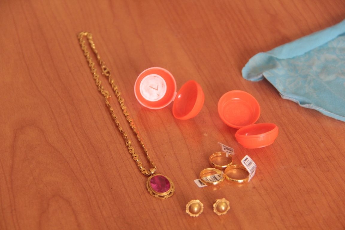 Nguoi mua ve chai tra lai hon mot cay vang hinh anh