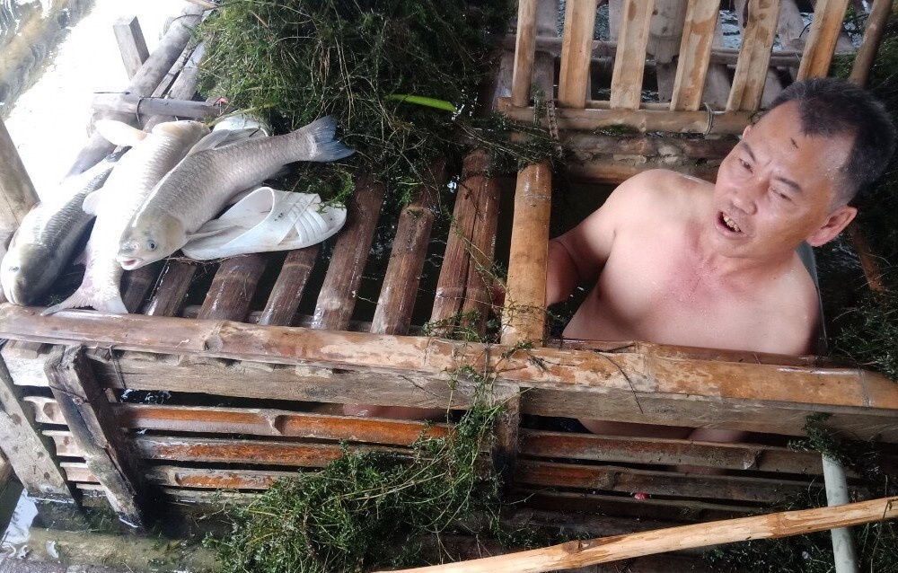 Hon 3 tan ca nuoi long chet bat thuong tren song Ma hinh anh