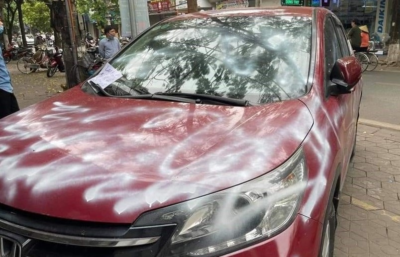 Oto Honda CR-V bi xit son khi do truoc cua hang hinh anh