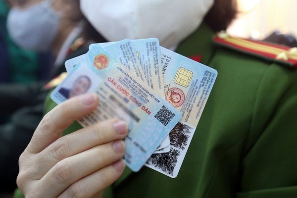 Vu thu 100.000 dong lam can cuoc gan chip: Tam dinh chi 2 cong an vien hinh anh