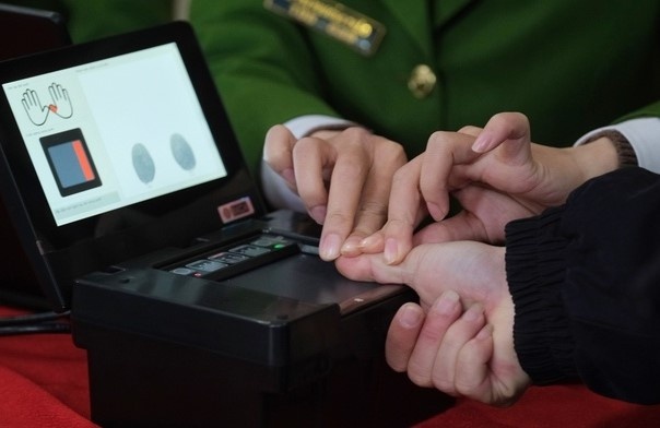 Cong an Hai Phong noi gi ve vu nop 100.000 dong lam CCCD gan chip? hinh anh