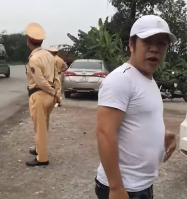 bi de doa khi ghi hinh CSGT anh 1