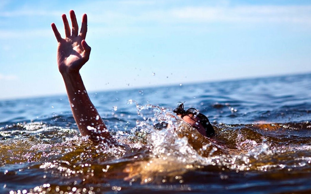 4 hoc sinh bi song cuon khi tam bien hinh anh