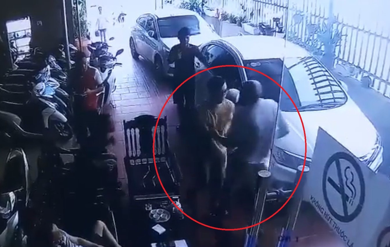 dam con trai chu tiem cam do anh 1