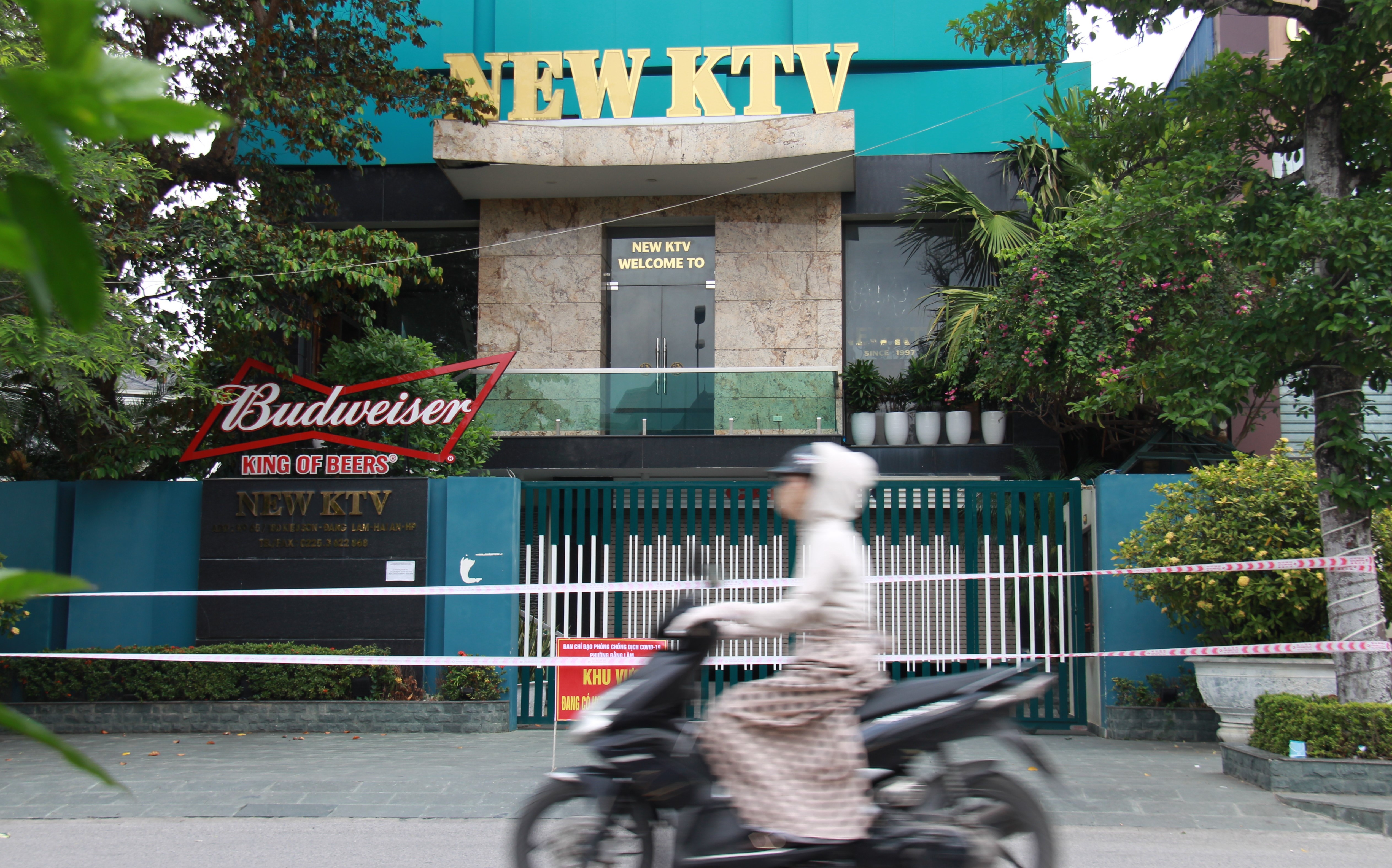 co gai mac Covid-19 kham rang anh 1