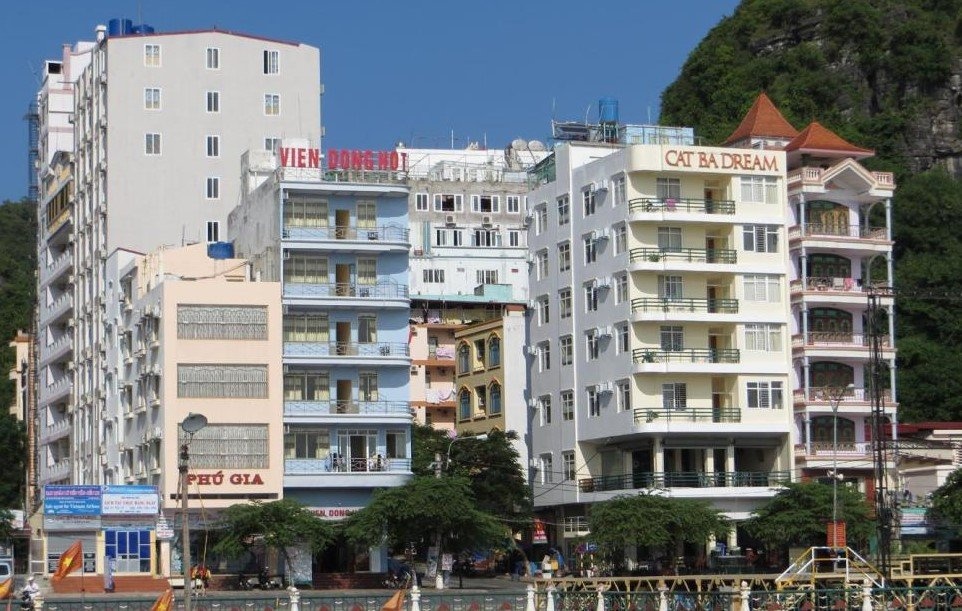 Mot phu nu nuoc ngoai tu vong o Cat Ba, nghi nga lau khach san hinh anh