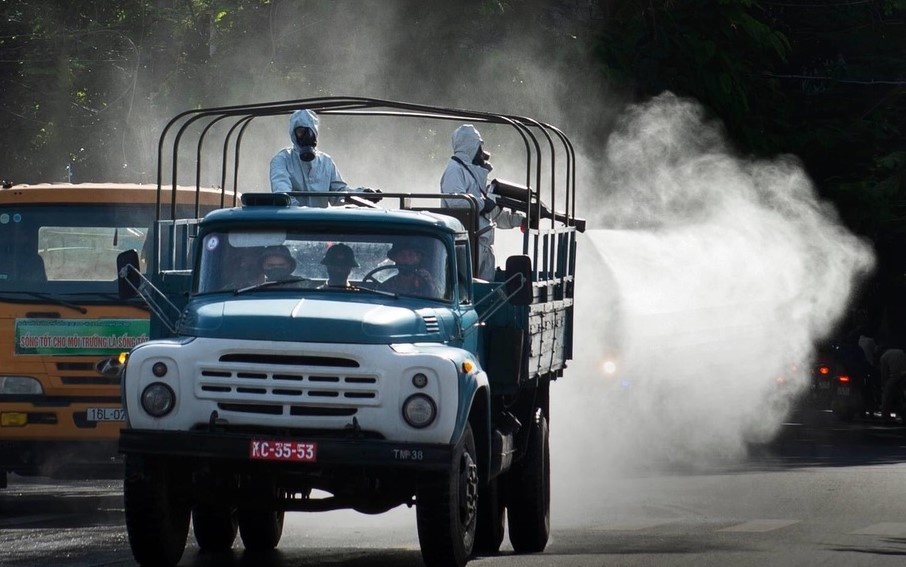 Nhan vien xam hinh o Hai Duong mac Covid-19 da di nhung dau? hinh anh