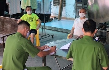 4 chuyen gia Trung Quoc cach ly tai nha nhung van den cong ty hinh anh