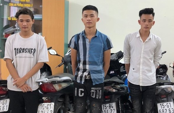 Tam giu 18 thanh nien lien quan vu nem chai thuy tinh vao nguoi dan hinh anh