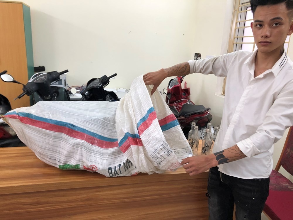 nem chai thuy tinh vao nguoi anh 2