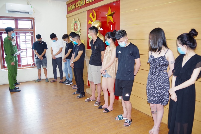 quán karaoke đục tường đón khách ảnh 1 quan karaoke duc tuong don khach anh 1