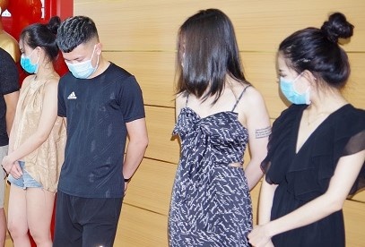 Quan karaoke mo cua sau cho khach vao bay lac hinh anh