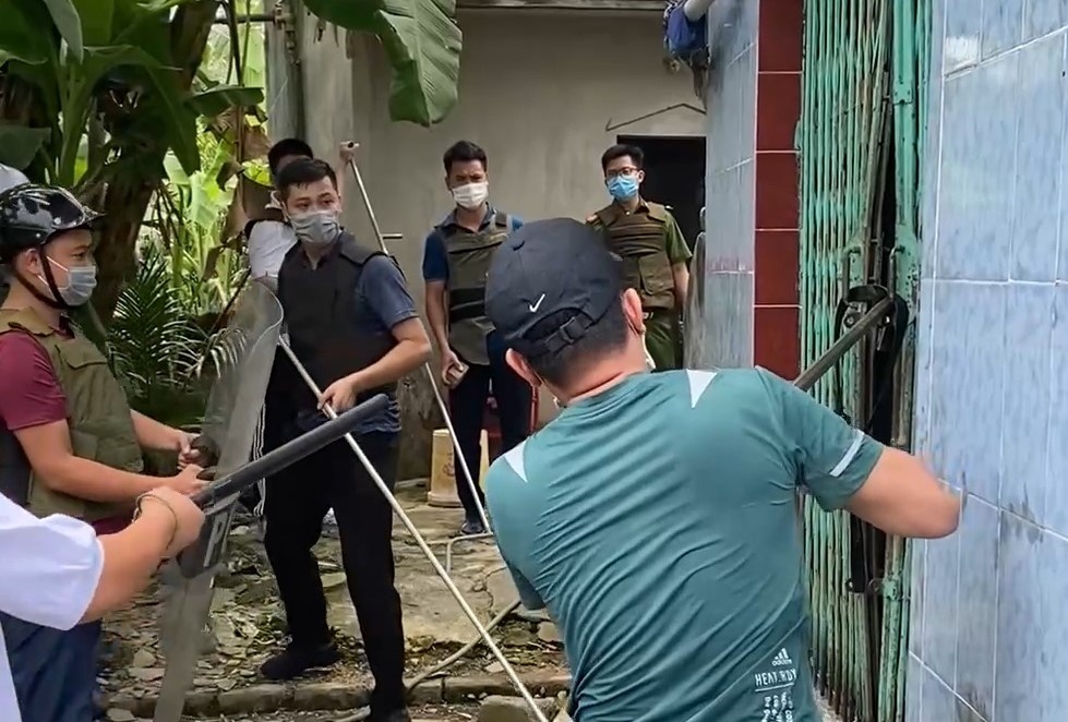 khoi to ke dam cong an anh 2