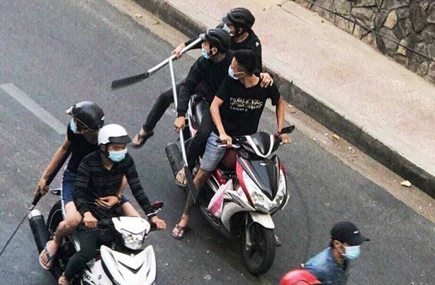 Hai nhom no sung hon chien khien 4 nguoi bi thuong hinh anh