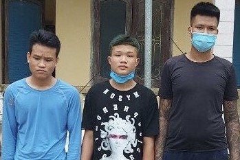 19 thanh nien danh nhau voi dan lang hinh anh