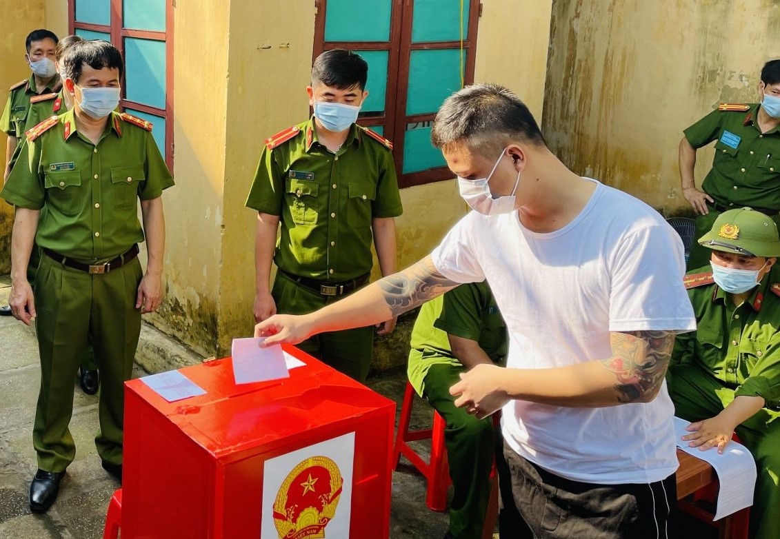 Bau cu trong trai tam giam hinh anh