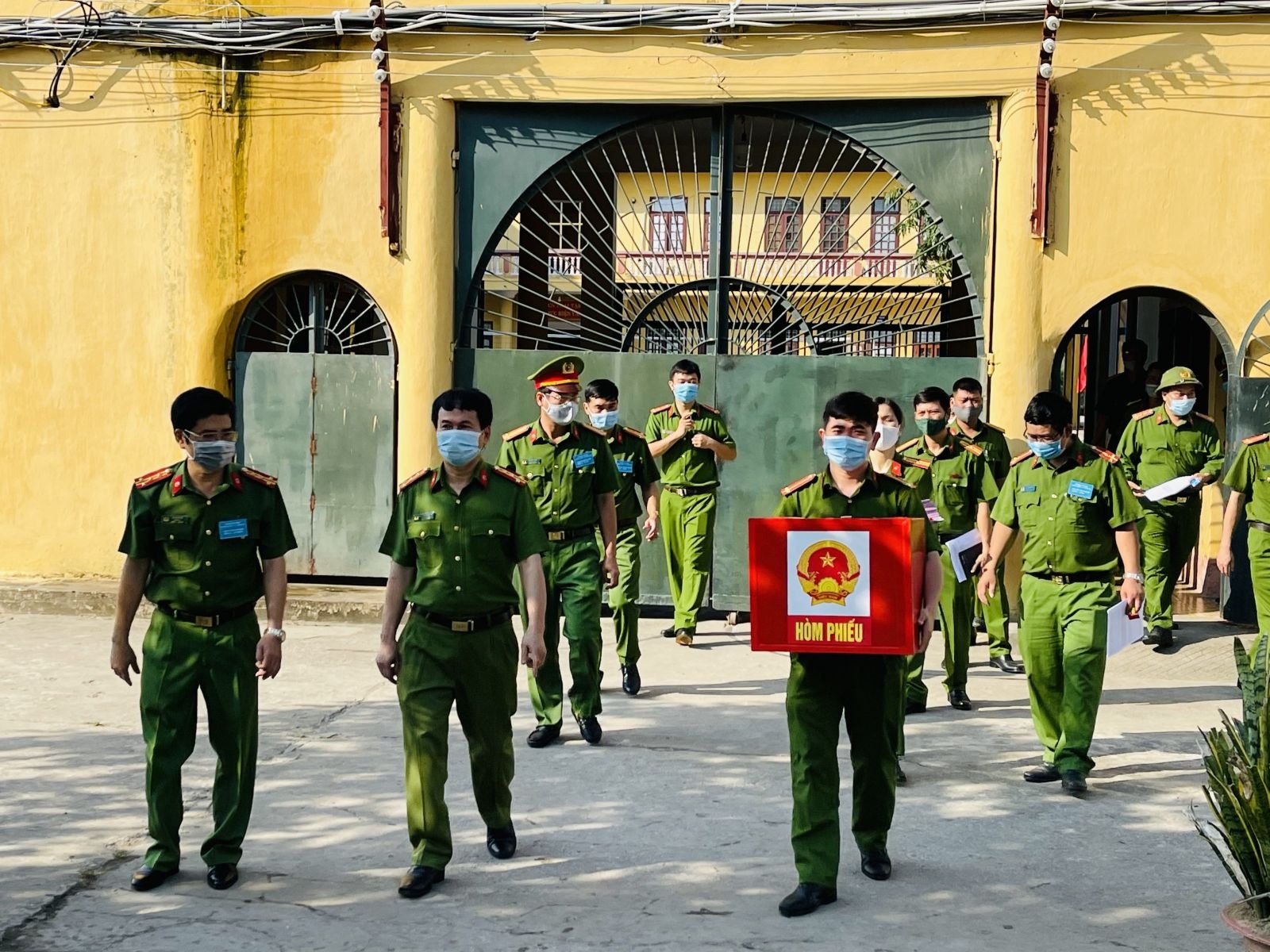 bầu cử trong trại ảnh 1 bau cu trong trai anh 1
