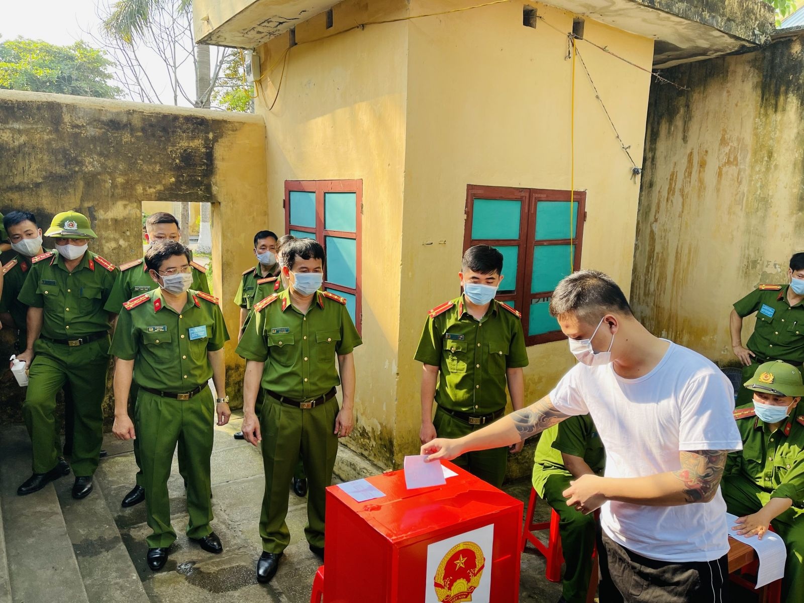 bầu cử trong trại ảnh 2 bau cu trong trai anh 2