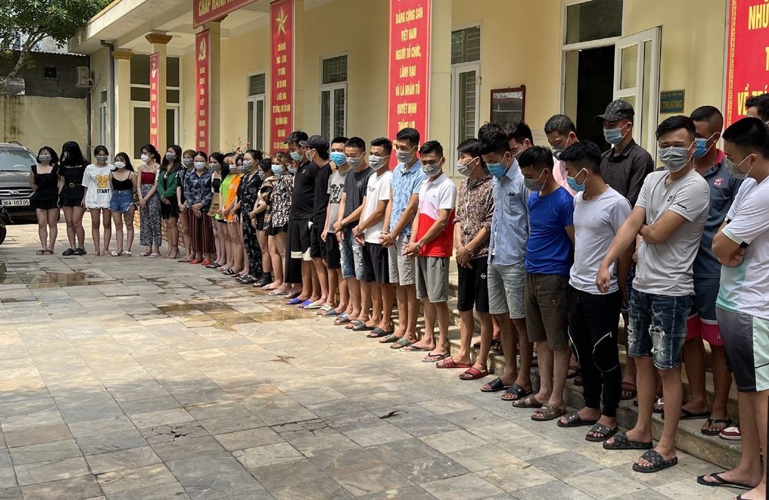 cho 40 khach bay lac anh 1