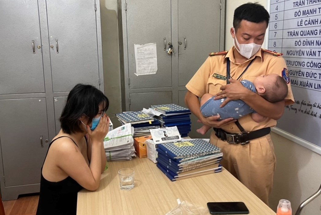 CSGT ngan nguoi phu nu om con dinh nhay cau hinh anh